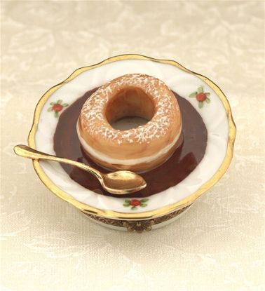 Picture of Limoges Paris-Brest Pastry Box on Plate