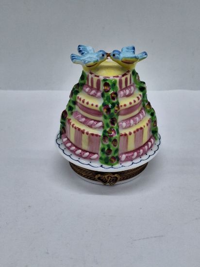 Picture of Limoges Chamart Wedding Cake with 2 Birds Box